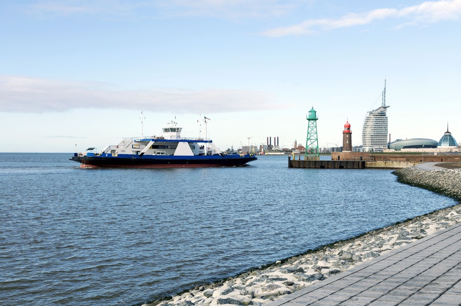 Bremerhaven an der Nordseeküste, Weserfähre vor der historischen Mole mit Skyline