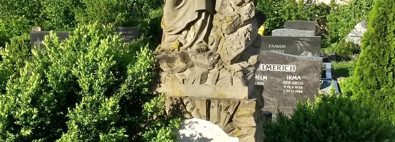 Grabmal Valentin Joseph Klingler († 1902), Gaulsheimer Straße, auf dem Friedhof: Engelsfigur mit Baumstumpf auf Felssockel