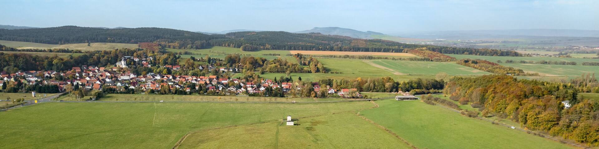 Thüringen, Luftbild von Langenhain, Kalkberg, Hörselberg im Hintergrund