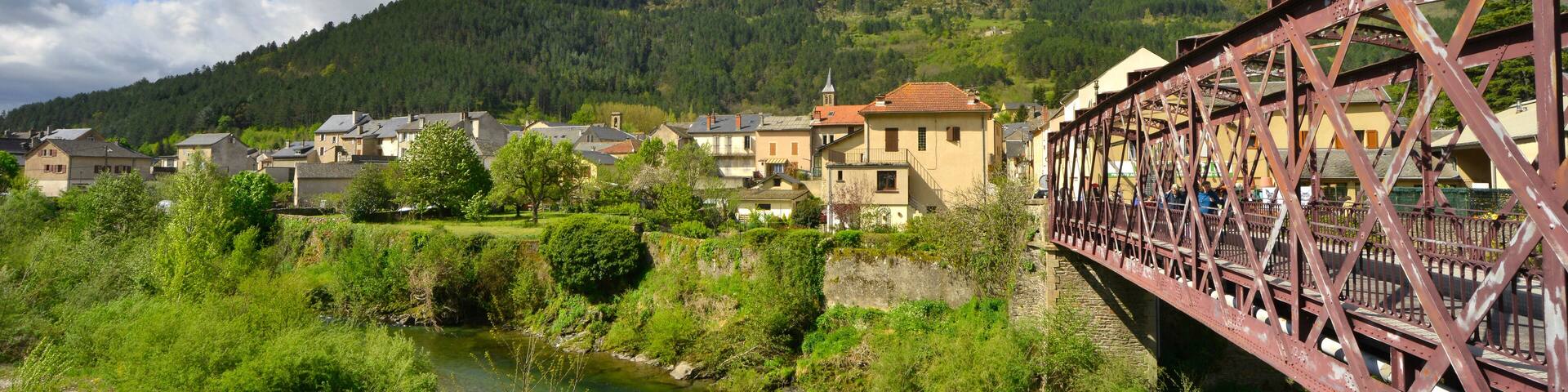 Panoramique panorama du pont métallique de la gare à Florac (48400), Lozère en Occitanie, France.
