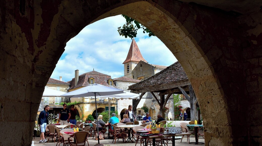 Last time we were here there was a medieval festival going on and the square was full of clashing swords and knights in armour. Not as lively this time, but still charming.