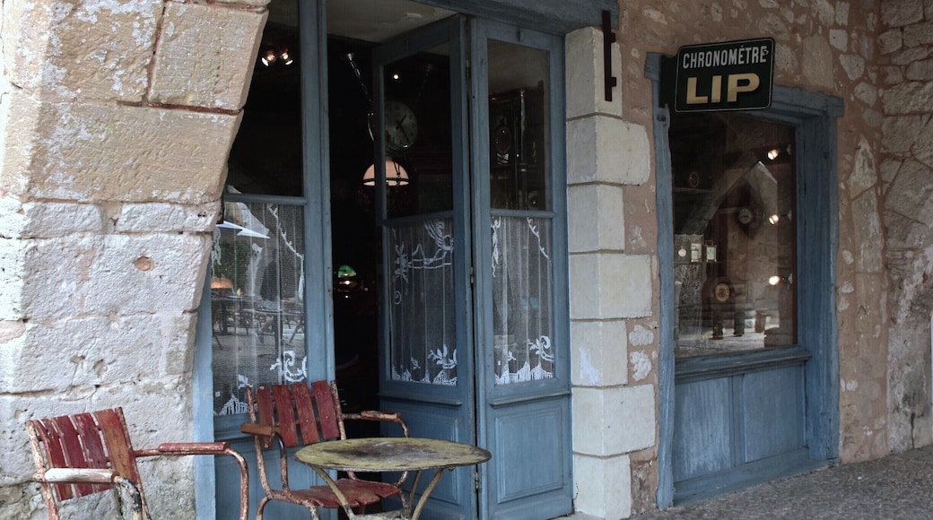 Last time we were here there was a medieval festival going on and the square was full of clashing swords and knights in armour. Not as lively this time, but still charming.