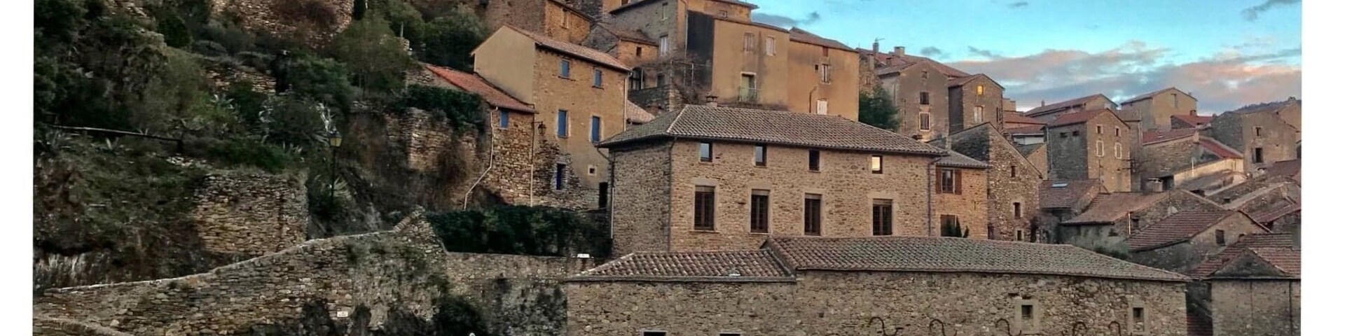 Un sendero de piedra que atraviesa un pueblo histórico con edificios de tejados de teja.