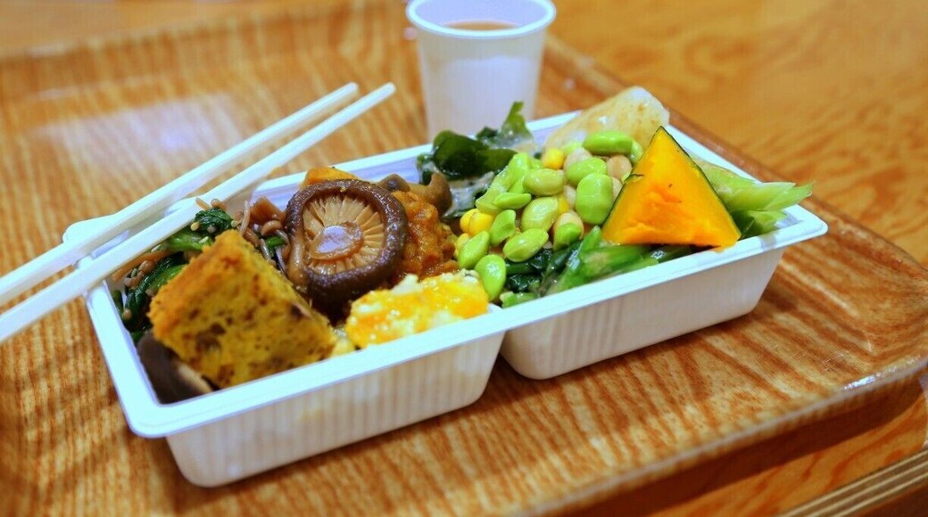 Looking for fresh, organic veggies in Tokyo? Check out the salad bar at the Natural House Aoyama Organic Mart.