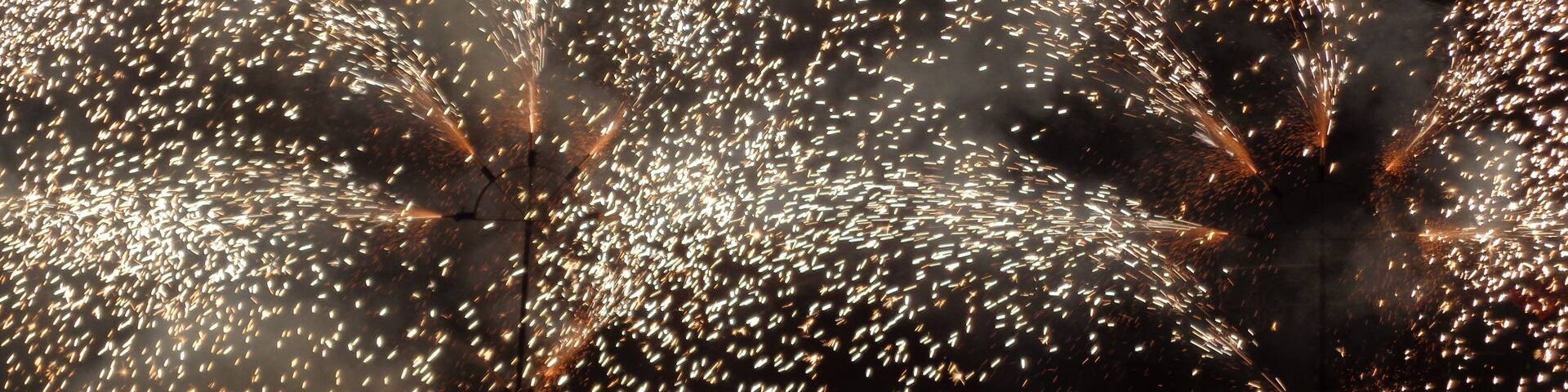 Correfocs a AlaquĂ s organitzat per la colla de Dimonis de Mislata.