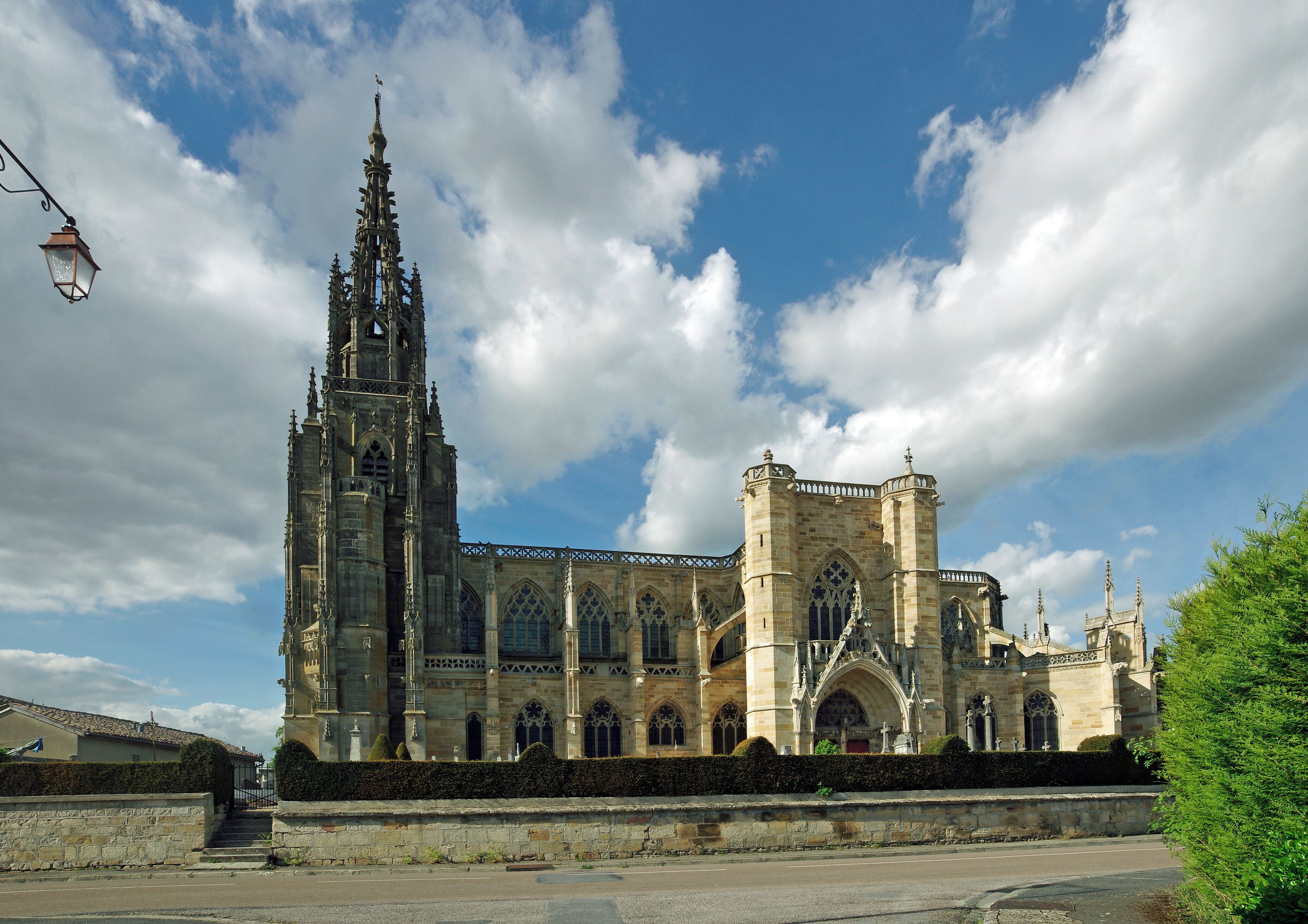 L'Épine (Marne) Basilique Notre-Dame de l'Épine. Une énorme basilique dans un petit village de quelques centaines âmes. Classée au Patrimoine Mondial de l'UNESCO en 1998, la Basilique Notre-Dame est un chef-d'oeuvre de style gothique flamboyant (XVe siècle). D'après la légende, la basilique aurait été construite à l'endroit où, la nuit de l'Annonciation en 1400, la vierge apparut à un berger dans un buisson d'épines enflammé. La construction de l'église débutera quelques années après, de nombreux pélerins venant se recueillir sur les lieux du miracle. On dit aussi que le grand-orgue, achevé en 1542, serait situé sur un puits qui produirait une eau miraculeuse pouvant rendre la fertilité aux femmes, mais depuis 1851, plus aucun miracle n'est reconnu. Hugo décrira le puits : « Dans une chapelle fermée au loquet, un puits fort profond, qui est un puits miraculeux, du reste fort humble, très simple et tout à fait pareil à un puits de village, comme il sied à un puits miraculeux. Le merveilleux édifice a poussé dessus. Ce puits a produit cette église comme un oignon produit une tulipe ». Au XVIIe siècle, l'Épine est une étape sur le chemin de Saint-Jacques-de-Compostelle. Construite de 1406 à 1527, l'église est élevée au rang de basilique en 1914. A la fin du XVIIIe siècle, on rasa la flèche nord pour y installer un télégraphe Chappe mais le 12 septembre 1802, le télégraphe fut balayé par un coup de vent. Paris envoya en urgence un autre mécanisme car le gouvernement souhaitait avoir des communications rapides avec Ratisbonne où se tenait une nouvelle diète*. En 1868 et une subvention de Napoléon III permit de restaurer la flèche dans un état proche de l'origine. La Basilique Notre-Dame de l’Epine a reçut la visite de nombreux écrivains : Victor Hugo en 1842, Mérimée en 1834, Alexandre Dumas, Joris-Karl Huysmans, Paul Claudel, Paul Fort... La basilique comprendrait 123 gargouilles toutes plus expressives les unes que les autres. L'édifice a été restauré en 2014 - 2015. La Diète d'Empire, préparée dès 1802, se tint en février 1803. L'Empire ne peut s'opposer à un remaniement de l'Allemagne voulu par le Premier consul Bonaparte. <a href="https://fr.wikipedia.org/wiki/Basilique_Notre-Dame_de_l%27Épine" rel="nofollow">fr.wikipedia.org/wiki/Basilique_Notre-Dame_de_l%27Épine</a> <a href="http://www.telegraphe-chappe.com/chappe/strasb/lepine/lepine.html" rel="nofollow">www.telegraphe-chappe.com/chappe/strasb/lepine/lepine.html</a> <a href="https://www.estrepublicain.fr/actualite/2012/07/26/la-basilique-decapitee" rel="nofollow">www.estrepublicain.fr/actualite/2012/07/26/la-basilique-d...</a> <a href="https://www.fondation-patrimoine.org/les-projets/basilique-notre-dame-de-l-epine" rel="nofollow">www.fondation-patrimoine.org/les-projets/basilique-notre-...</a>