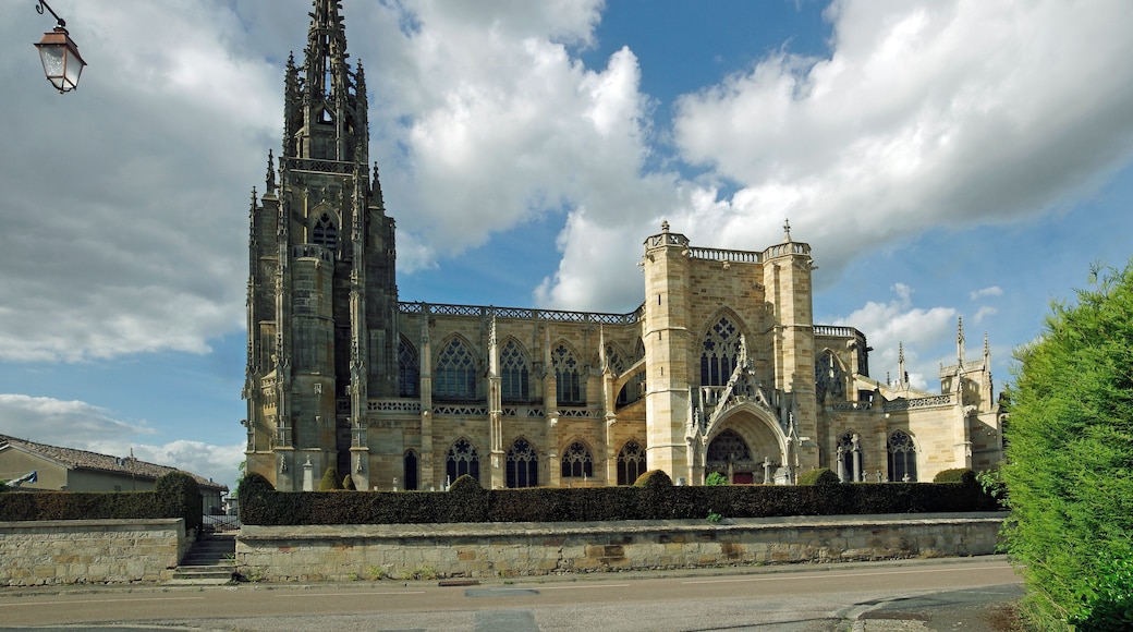 L'Épine (Marne) Basilique Notre-Dame de l'Épine. Une énorme basilique dans un petit village de quelques centaines âmes. Classée au Patrimoine Mondial de l'UNESCO en 1998, la Basilique Notre-Dame est un chef-d'oeuvre de style gothique flamboyant (XVe siècle). D'après la légende, la basilique aurait été construite à l'endroit où, la nuit de l'Annonciation en 1400, la vierge apparut à un berger dans un buisson d'épines enflammé. La construction de l'église débutera quelques années après, de nombreux pélerins venant se recueillir sur les lieux du miracle. On dit aussi que le grand-orgue, achevé en 1542, serait situé sur un puits qui produirait une eau miraculeuse pouvant rendre la fertilité aux femmes, mais depuis 1851, plus aucun miracle n'est reconnu. Hugo décrira le puits : « Dans une chapelle fermée au loquet, un puits fort profond, qui est un puits miraculeux, du reste fort humble, très simple et tout à fait pareil à un puits de village, comme il sied à un puits miraculeux. Le merveilleux édifice a poussé dessus. Ce puits a produit cette église comme un oignon produit une tulipe ». Au XVIIe siècle, l'Épine est une étape sur le chemin de Saint-Jacques-de-Compostelle. Construite de 1406 à 1527, l'église est élevée au rang de basilique en 1914. A la fin du XVIIIe siècle, on rasa la flèche nord pour y installer un télégraphe Chappe mais le 12 septembre 1802, le télégraphe fut balayé par un coup de vent. Paris envoya en urgence un autre mécanisme car le gouvernement souhaitait avoir des communications rapides avec Ratisbonne où se tenait une nouvelle diète*. En 1868 et une subvention de Napoléon III permit de restaurer la flèche dans un état proche de l'origine. La Basilique Notre-Dame de l’Epine a reçut la visite de nombreux écrivains : Victor Hugo en 1842, Mérimée en 1834, Alexandre Dumas, Joris-Karl Huysmans, Paul Claudel, Paul Fort... La basilique comprendrait 123 gargouilles toutes plus expressives les unes que les autres. L'édifice a été restauré en 2014 - 2015. La Diète d'Empire, préparée dès 1802, se tint en février 1803. L'Empire ne peut s'opposer à un remaniement de l'Allemagne voulu par le Premier consul Bonaparte. <a href="https://fr.wikipedia.org/wiki/Basilique_Notre-Dame_de_l%27Épine" rel="nofollow">fr.wikipedia.org/wiki/Basilique_Notre-Dame_de_l%27Épine</a> <a href="http://www.telegraphe-chappe.com/chappe/strasb/lepine/lepine.html" rel="nofollow">www.telegraphe-chappe.com/chappe/strasb/lepine/lepine.html</a> <a href="https://www.estrepublicain.fr/actualite/2012/07/26/la-basilique-decapitee" rel="nofollow">www.estrepublicain.fr/actualite/2012/07/26/la-basilique-d...</a> <a href="https://www.fondation-patrimoine.org/les-projets/basilique-notre-dame-de-l-epine" rel="nofollow">www.fondation-patrimoine.org/les-projets/basilique-notre-...</a>