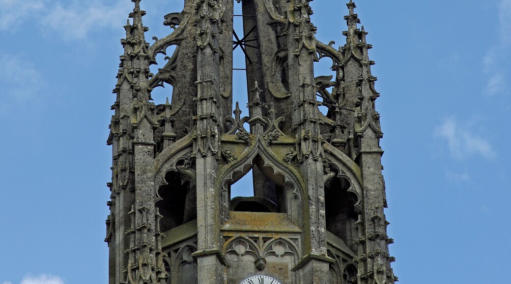 L'Épine (Marne) Basilique Notre-Dame de l'Épine. Une énorme basilique dans un petit village de quelques centaines âmes. Classée au Patrimoine Mondial de l'UNESCO en 1998, la Basilique Notre-Dame est un chef-d'oeuvre de style gothique flamboyant (XVe siècle). D'après la légende, la basilique aurait été construite à l'endroit où, la nuit de l'Annonciation en 1400, la vierge apparut à un berger dans un buisson d'épines enflammé. La construction de l'église débutera quelques années après, de nombreux pélerins venant se recueillir sur les lieux du miracle. On dit aussi que le grand-orgue, achevé en 1542, serait situé sur un puits qui produirait une eau miraculeuse pouvant rendre la fertilité aux femmes, mais depuis 1851, plus aucun miracle n'est reconnu. Hugo décrira le puits : « Dans une chapelle fermée au loquet, un puits fort profond, qui est un puits miraculeux, du reste fort humble, très simple et tout à fait pareil à un puits de village, comme il sied à un puits miraculeux. Le merveilleux édifice a poussé dessus. Ce puits a produit cette église comme un oignon produit une tulipe ». Au XVIIe siècle, l'Épine est une étape sur le chemin de Saint-Jacques-de-Compostelle. Construite de 1406 à 1527, l'église est élevée au rang de basilique en 1914. A la fin du XVIIIe siècle, on rasa la flèche nord pour y installer un télégraphe Chappe mais le 12 septembre 1802, le télégraphe fut balayé par un coup de vent. Paris envoya en urgence un autre mécanisme car le gouvernement souhaitait avoir des communications rapides avec Ratisbonne où se tenait une nouvelle diète*. En 1868 et une subvention de Napoléon III permit de restaurer la flèche dans un état proche de l'origine. La Basilique Notre-Dame de l’Epine a reçut la visite de nombreux écrivains : Victor Hugo en 1842, Mérimée en 1834, Alexandre Dumas, Joris-Karl Huysmans, Paul Claudel, Paul Fort... La basilique comprendrait 123 gargouilles toutes plus expressives les unes que les autres. L'édifice a été restauré en 2014 - 2015. La Diète d'Empire, préparée dès 1802, se tint en février 1803. L'Empire ne peut s'opposer à un remaniement de l'Allemagne voulu par le Premier consul Bonaparte. <a href="https://fr.wikipedia.org/wiki/Basilique_Notre-Dame_de_l%27Épine" rel="nofollow">fr.wikipedia.org/wiki/Basilique_Notre-Dame_de_l%27Épine</a> <a href="http://www.telegraphe-chappe.com/chappe/strasb/lepine/lepine.html" rel="nofollow">www.telegraphe-chappe.com/chappe/strasb/lepine/lepine.html</a> <a href="https://www.estrepublicain.fr/actualite/2012/07/26/la-basilique-decapitee" rel="nofollow">www.estrepublicain.fr/actualite/2012/07/26/la-basilique-d...</a> <a href="https://www.fondation-patrimoine.org/les-projets/basilique-notre-dame-de-l-epine" rel="nofollow">www.fondation-patrimoine.org/les-projets/basilique-notre-...</a>