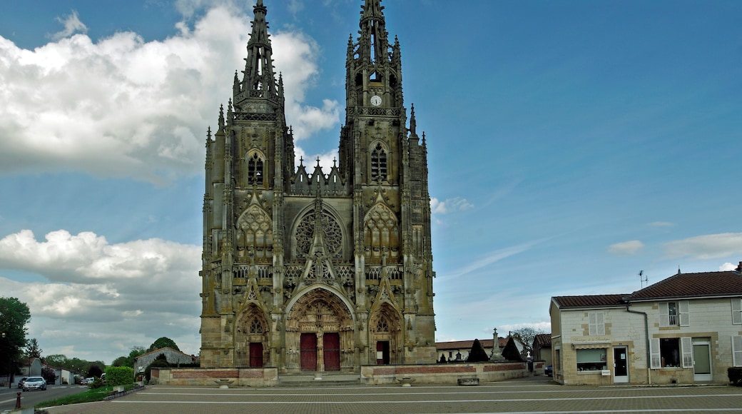 L'Épine (Marne) Basilique Notre-Dame de l'Épine. Une énorme basilique dans un petit village de quelques centaines âmes. Classée au Patrimoine Mondial de l'UNESCO en 1998, la Basilique Notre-Dame est un chef-d'oeuvre de style gothique flamboyant (XVe siècle). D'après la légende, la basilique aurait été construite à l'endroit où, la nuit de l'Annonciation en 1400, la vierge apparut à un berger dans un buisson d'épines enflammé. La construction de l'église débutera quelques années après, de nombreux pélerins venant se recueillir sur les lieux du miracle. On dit aussi que le grand-orgue, achevé en 1542, serait situé sur un puits qui produirait une eau miraculeuse pouvant rendre la fertilité aux femmes, mais depuis 1851, plus aucun miracle n'est reconnu. Hugo décrira le puits : « Dans une chapelle fermée au loquet, un puits fort profond, qui est un puits miraculeux, du reste fort humble, très simple et tout à fait pareil à un puits de village, comme il sied à un puits miraculeux. Le merveilleux édifice a poussé dessus. Ce puits a produit cette église comme un oignon produit une tulipe ». Au XVIIe siècle, l'Épine est une étape sur le chemin de Saint-Jacques-de-Compostelle. Construite de 1406 à 1527, l'église est élevée au rang de basilique en 1914. A la fin du XVIIIe siècle, on rasa la flèche nord pour y installer un télégraphe Chappe mais le 12 septembre 1802, le télégraphe fut balayé par un coup de vent. Paris envoya en urgence un autre mécanisme car le gouvernement souhaitait avoir des communications rapides avec Ratisbonne où se tenait une nouvelle diète*. En 1868 et une subvention de Napoléon III permit de restaurer la flèche dans un état proche de l'origine. La Basilique Notre-Dame de l’Epine a reçut la visite de nombreux écrivains : Victor Hugo en 1842, Mérimée en 1834, Alexandre Dumas, Joris-Karl Huysmans, Paul Claudel, Paul Fort... La basilique comprendrait 123 gargouilles toutes plus expressives les unes que les autres. L'édifice a été restauré en 2014 - 2015. La Diète d'Empire, préparée dès 1802, se tint en février 1803. L'Empire ne peut s'opposer à un remaniement de l'Allemagne voulu par le Premier consul Bonaparte. <a href="https://fr.wikipedia.org/wiki/Basilique_Notre-Dame_de_l%27Épine" rel="nofollow">fr.wikipedia.org/wiki/Basilique_Notre-Dame_de_l%27Épine</a> <a href="http://www.telegraphe-chappe.com/chappe/strasb/lepine/lepine.html" rel="nofollow">www.telegraphe-chappe.com/chappe/strasb/lepine/lepine.html</a> <a href="https://www.estrepublicain.fr/actualite/2012/07/26/la-basilique-decapitee" rel="nofollow">www.estrepublicain.fr/actualite/2012/07/26/la-basilique-d...</a> <a href="https://www.fondation-patrimoine.org/les-projets/basilique-notre-dame-de-l-epine" rel="nofollow">www.fondation-patrimoine.org/les-projets/basilique-notre-...</a>