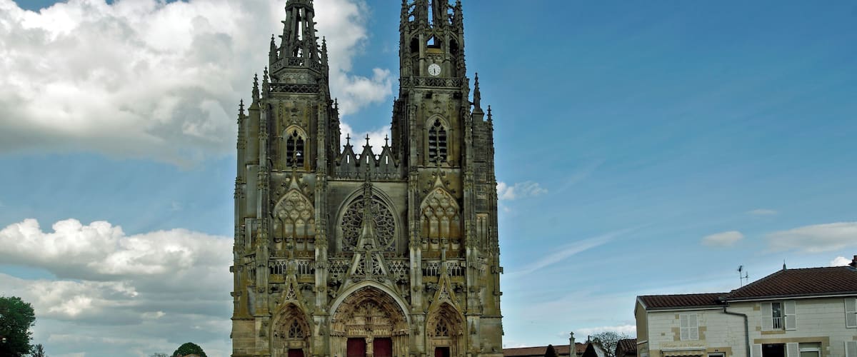 L'Épine (Marne) Basilique Notre-Dame de l'Épine. Une énorme basilique dans un petit village de quelques centaines âmes. Classée au Patrimoine Mondial de l'UNESCO en 1998, la Basilique Notre-Dame est un chef-d'oeuvre de style gothique flamboyant (XVe siècle). D'après la légende, la basilique aurait été construite à l'endroit où, la nuit de l'Annonciation en 1400, la vierge apparut à un berger dans un buisson d'épines enflammé. La construction de l'église débutera quelques années après, de nombreux pélerins venant se recueillir sur les lieux du miracle. On dit aussi que le grand-orgue, achevé en 1542, serait situé sur un puits qui produirait une eau miraculeuse pouvant rendre la fertilité aux femmes, mais depuis 1851, plus aucun miracle n'est reconnu. Hugo décrira le puits : « Dans une chapelle fermée au loquet, un puits fort profond, qui est un puits miraculeux, du reste fort humble, très simple et tout à fait pareil à un puits de village, comme il sied à un puits miraculeux. Le merveilleux édifice a poussé dessus. Ce puits a produit cette église comme un oignon produit une tulipe ». Au XVIIe siècle, l'Épine est une étape sur le chemin de Saint-Jacques-de-Compostelle. Construite de 1406 à 1527, l'église est élevée au rang de basilique en 1914. A la fin du XVIIIe siècle, on rasa la flèche nord pour y installer un télégraphe Chappe mais le 12 septembre 1802, le télégraphe fut balayé par un coup de vent. Paris envoya en urgence un autre mécanisme car le gouvernement souhaitait avoir des communications rapides avec Ratisbonne où se tenait une nouvelle diète*. En 1868 et une subvention de Napoléon III permit de restaurer la flèche dans un état proche de l'origine. La Basilique Notre-Dame de l’Epine a reçut la visite de nombreux écrivains : Victor Hugo en 1842, Mérimée en 1834, Alexandre Dumas, Joris-Karl Huysmans, Paul Claudel, Paul Fort... La basilique comprendrait 123 gargouilles toutes plus expressives les unes que les autres. L'édifice a été restauré en 2014 - 2015. La Diète d'Empire, préparée dès 1802, se tint en février 1803. L'Empire ne peut s'opposer à un remaniement de l'Allemagne voulu par le Premier consul Bonaparte. <a href="https://fr.wikipedia.org/wiki/Basilique_Notre-Dame_de_l%27Épine" rel="nofollow">fr.wikipedia.org/wiki/Basilique_Notre-Dame_de_l%27Épine</a> <a href="http://www.telegraphe-chappe.com/chappe/strasb/lepine/lepine.html" rel="nofollow">www.telegraphe-chappe.com/chappe/strasb/lepine/lepine.html</a> <a href="https://www.estrepublicain.fr/actualite/2012/07/26/la-basilique-decapitee" rel="nofollow">www.estrepublicain.fr/actualite/2012/07/26/la-basilique-d...</a> <a href="https://www.fondation-patrimoine.org/les-projets/basilique-notre-dame-de-l-epine" rel="nofollow">www.fondation-patrimoine.org/les-projets/basilique-notre-...</a>