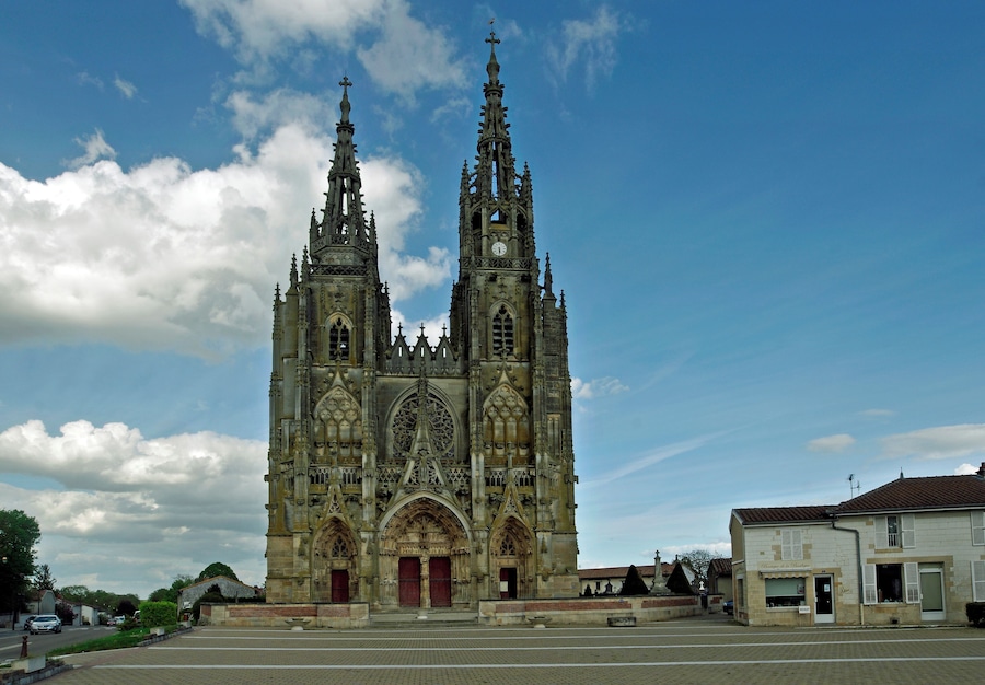 Una catedral gótica con dos torres gemelas y detallada labor en piedra.
