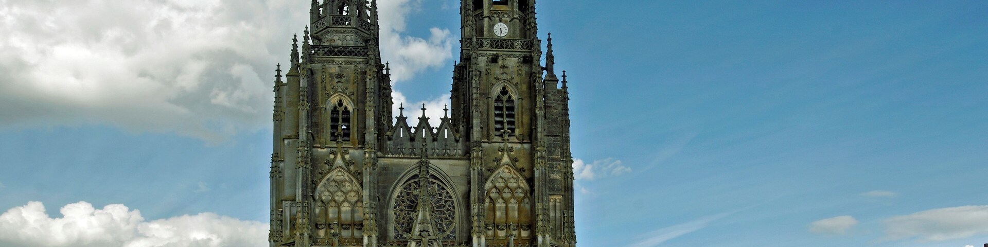 L'Épine (Marne) Basilique Notre-Dame de l'Épine. Une énorme basilique dans un petit village de quelques centaines âmes. Classée au Patrimoine Mondial de l'UNESCO en 1998, la Basilique Notre-Dame est un chef-d'oeuvre de style gothique flamboyant (XVe siècle). D'après la légende, la basilique aurait été construite à l'endroit où, la nuit de l'Annonciation en 1400, la vierge apparut à un berger dans un buisson d'épines enflammé. La construction de l'église débutera quelques années après, de nombreux pélerins venant se recueillir sur les lieux du miracle. On dit aussi que le grand-orgue, achevé en 1542, serait situé sur un puits qui produirait une eau miraculeuse pouvant rendre la fertilité aux femmes, mais depuis 1851, plus aucun miracle n'est reconnu. Hugo décrira le puits : « Dans une chapelle fermée au loquet, un puits fort profond, qui est un puits miraculeux, du reste fort humble, très simple et tout à fait pareil à un puits de village, comme il sied à un puits miraculeux. Le merveilleux édifice a poussé dessus. Ce puits a produit cette église comme un oignon produit une tulipe ». Au XVIIe siècle, l'Épine est une étape sur le chemin de Saint-Jacques-de-Compostelle. Construite de 1406 à 1527, l'église est élevée au rang de basilique en 1914. A la fin du XVIIIe siècle, on rasa la flèche nord pour y installer un télégraphe Chappe mais le 12 septembre 1802, le télégraphe fut balayé par un coup de vent. Paris envoya en urgence un autre mécanisme car le gouvernement souhaitait avoir des communications rapides avec Ratisbonne où se tenait une nouvelle diète*. En 1868 et une subvention de Napoléon III permit de restaurer la flèche dans un état proche de l'origine. La Basilique Notre-Dame de l’Epine a reçut la visite de nombreux écrivains : Victor Hugo en 1842, Mérimée en 1834, Alexandre Dumas, Joris-Karl Huysmans, Paul Claudel, Paul Fort... La basilique comprendrait 123 gargouilles toutes plus expressives les unes que les autres. L'édifice a été restauré en 2014 - 2015. La Diète d'Empire, préparée dès 1802, se tint en février 1803. L'Empire ne peut s'opposer à un remaniement de l'Allemagne voulu par le Premier consul Bonaparte. <a href="https://fr.wikipedia.org/wiki/Basilique_Notre-Dame_de_l%27Épine" rel="nofollow">fr.wikipedia.org/wiki/Basilique_Notre-Dame_de_l%27Épine</a> <a href="http://www.telegraphe-chappe.com/chappe/strasb/lepine/lepine.html" rel="nofollow">www.telegraphe-chappe.com/chappe/strasb/lepine/lepine.html</a> <a href="https://www.estrepublicain.fr/actualite/2012/07/26/la-basilique-decapitee" rel="nofollow">www.estrepublicain.fr/actualite/2012/07/26/la-basilique-d...</a> <a href="https://www.fondation-patrimoine.org/les-projets/basilique-notre-dame-de-l-epine" rel="nofollow">www.fondation-patrimoine.org/les-projets/basilique-notre-...</a>