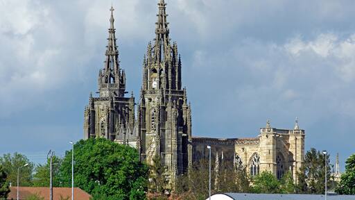 L'Épine (Marne) Basilique Notre-Dame de l'Épine. Une énorme basilique dans un petit village de quelques centaines d'âmes. Classée au Patrimoine Mondial de l'UNESCO en 1998, la Basilique Notre-Dame est un chef-d'oeuvre de style gothique flamboyant (XVe siècle). D'après la légende, la basilique aurait été construite à l'endroit où, la nuit de l'Annonciation en 1400, la vierge apparut à un berger dans un buisson d'épines enflammé. La construction de l'église débutera quelques années après, de nombreux pélerins venant se recueillir sur les lieux du miracle. On dit aussi que le grand-orgue, achevé en 1542, serait situé sur un puits qui produirait une eau miraculeuse pouvant rendre la fertilité aux femmes, mais depuis 1851, plus aucun miracle n'est reconnu. Hugo décrira le puits : « Dans une chapelle fermée au loquet, un puits fort profond, qui est un puits miraculeux, du reste fort humble, très simple et tout à fait pareil à un puits de village, comme il sied à un puits miraculeux. Le merveilleux édifice a poussé dessus. Ce puits a produit cette église comme un oignon produit une tulipe ». Au XVIIe siècle, l'Épine est une étape sur le chemin de Saint-Jacques-de-Compostelle. Construite de 1406 à 1527, l'église est élevée au rang de basilique en 1914. A la fin du XVIIIe siècle, on rasa la flèche nord pour y installer un télégraphe Chappe mais le 12 septembre 1802, le télégraphe fut balayé par un coup de vent. Paris envoya en urgence un autre mécanisme car le gouvernement souhaitait avoir des communications rapides avec Ratisbonne où se tenait une nouvelle diète*. En 1868 et une subvention de Napoléon III permit de restaurer la flèche dans un état proche de l'origine. La Basilique Notre-Dame de l’Epine a reçut la visite de nombreux écrivains : Victor Hugo en 1842, Mérimée en 1834, Alexandre Dumas, Joris-Karl Huysmans, Paul Claudel, Paul Fort... La basilique comprendrait 123 gargouilles toutes plus expressives les unes que les autres. L'édifice a été restauré en 2014 - 2015. La Diète d'Empire, préparée dès 1802, se tint en février 1803. L'Empire ne peut s'opposer à un remaniement de l'Allemagne voulu par le Premier consul Bonaparte. <a href="https://fr.wikipedia.org/wiki/Basilique_Notre-Dame_de_l'Épine" rel="nofollow">fr.wikipedia.org/wiki/Basilique_Notre-Dame_de_l%27Épine</a> <a href="http://www.telegraphe-chappe.com/chappe/strasb/lepine/lepine.html" rel="nofollow">www.telegraphe-chappe.com/chappe/strasb/lepine/lepine.html</a> <a href="https://www.estrepublicain.fr/actualite/2012/07/26/la-basilique-decapitee" rel="nofollow">www.estrepublicain.fr/actualite/2012/07/26/la-basilique-d...</a> <a href="https://www.fondation-patrimoine.org/les-projets/basilique-notre-dame-de-l-epine" rel="nofollow">www.fondation-patrimoine.org/les-projets/basilique-notre-...</a>