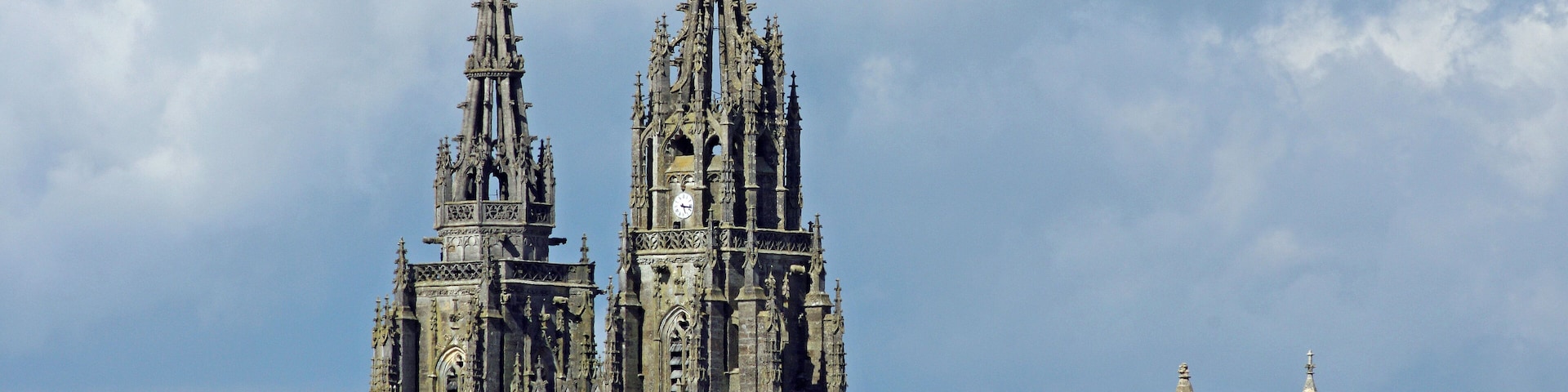 L'Épine (Marne) Basilique Notre-Dame de l'Épine. Une énorme basilique dans un petit village de quelques centaines d'âmes. Classée au Patrimoine Mondial de l'UNESCO en 1998, la Basilique Notre-Dame est un chef-d'oeuvre de style gothique flamboyant (XVe siècle). D'après la légende, la basilique aurait été construite à l'endroit où, la nuit de l'Annonciation en 1400, la vierge apparut à un berger dans un buisson d'épines enflammé. La construction de l'église débutera quelques années après, de nombreux pélerins venant se recueillir sur les lieux du miracle. On dit aussi que le grand-orgue, achevé en 1542, serait situé sur un puits qui produirait une eau miraculeuse pouvant rendre la fertilité aux femmes, mais depuis 1851, plus aucun miracle n'est reconnu. Hugo décrira le puits : « Dans une chapelle fermée au loquet, un puits fort profond, qui est un puits miraculeux, du reste fort humble, très simple et tout à fait pareil à un puits de village, comme il sied à un puits miraculeux. Le merveilleux édifice a poussé dessus. Ce puits a produit cette église comme un oignon produit une tulipe ». Au XVIIe siècle, l'Épine est une étape sur le chemin de Saint-Jacques-de-Compostelle. Construite de 1406 à 1527, l'église est élevée au rang de basilique en 1914. A la fin du XVIIIe siècle, on rasa la flèche nord pour y installer un télégraphe Chappe mais le 12 septembre 1802, le télégraphe fut balayé par un coup de vent. Paris envoya en urgence un autre mécanisme car le gouvernement souhaitait avoir des communications rapides avec Ratisbonne où se tenait une nouvelle diète*. En 1868 et une subvention de Napoléon III permit de restaurer la flèche dans un état proche de l'origine. La Basilique Notre-Dame de l’Epine a reçut la visite de nombreux écrivains : Victor Hugo en 1842, Mérimée en 1834, Alexandre Dumas, Joris-Karl Huysmans, Paul Claudel, Paul Fort... La basilique comprendrait 123 gargouilles toutes plus expressives les unes que les autres. L'édifice a été restauré en 2014 - 2015. La Diète d'Empire, préparée dès 1802, se tint en février 1803. L'Empire ne peut s'opposer à un remaniement de l'Allemagne voulu par le Premier consul Bonaparte. <a href="https://fr.wikipedia.org/wiki/Basilique_Notre-Dame_de_l'Épine" rel="nofollow">fr.wikipedia.org/wiki/Basilique_Notre-Dame_de_l%27Épine</a> <a href="http://www.telegraphe-chappe.com/chappe/strasb/lepine/lepine.html" rel="nofollow">www.telegraphe-chappe.com/chappe/strasb/lepine/lepine.html</a> <a href="https://www.estrepublicain.fr/actualite/2012/07/26/la-basilique-decapitee" rel="nofollow">www.estrepublicain.fr/actualite/2012/07/26/la-basilique-d...</a> <a href="https://www.fondation-patrimoine.org/les-projets/basilique-notre-dame-de-l-epine" rel="nofollow">www.fondation-patrimoine.org/les-projets/basilique-notre-...</a>