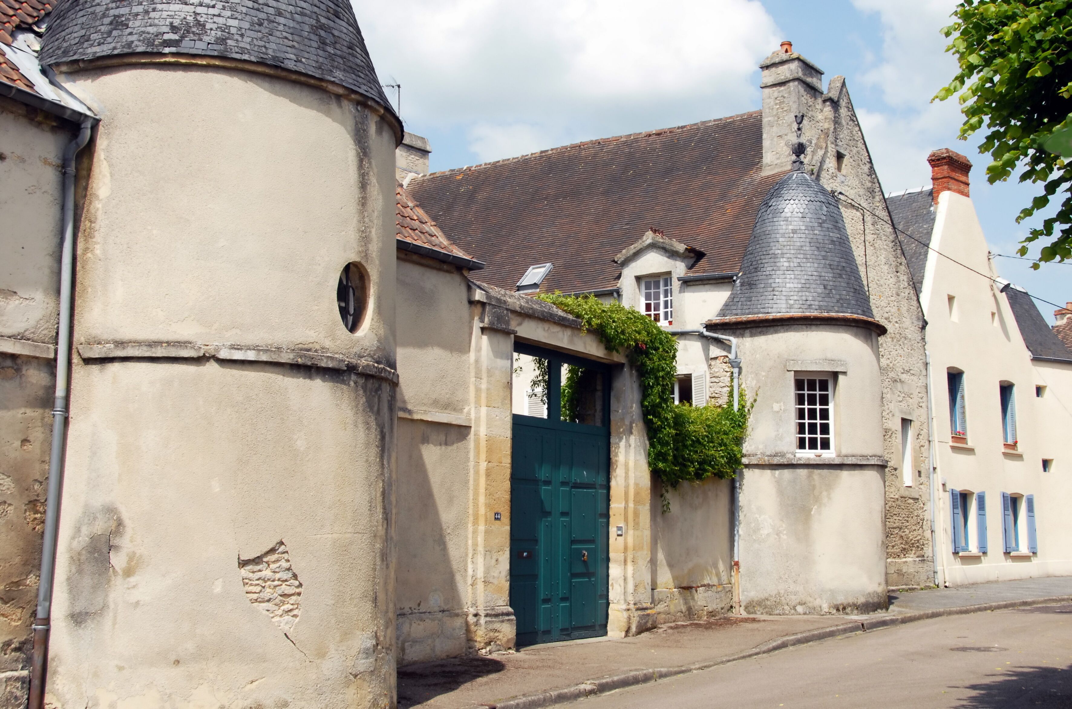 Ville d'Argentan, hôtel particulier et porche  en centre ville, département de l'Orne, France