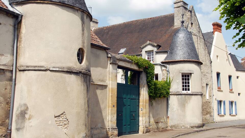 Ville d'Argentan, hôtel particulier et porche en centre ville, département de l'Orne, France