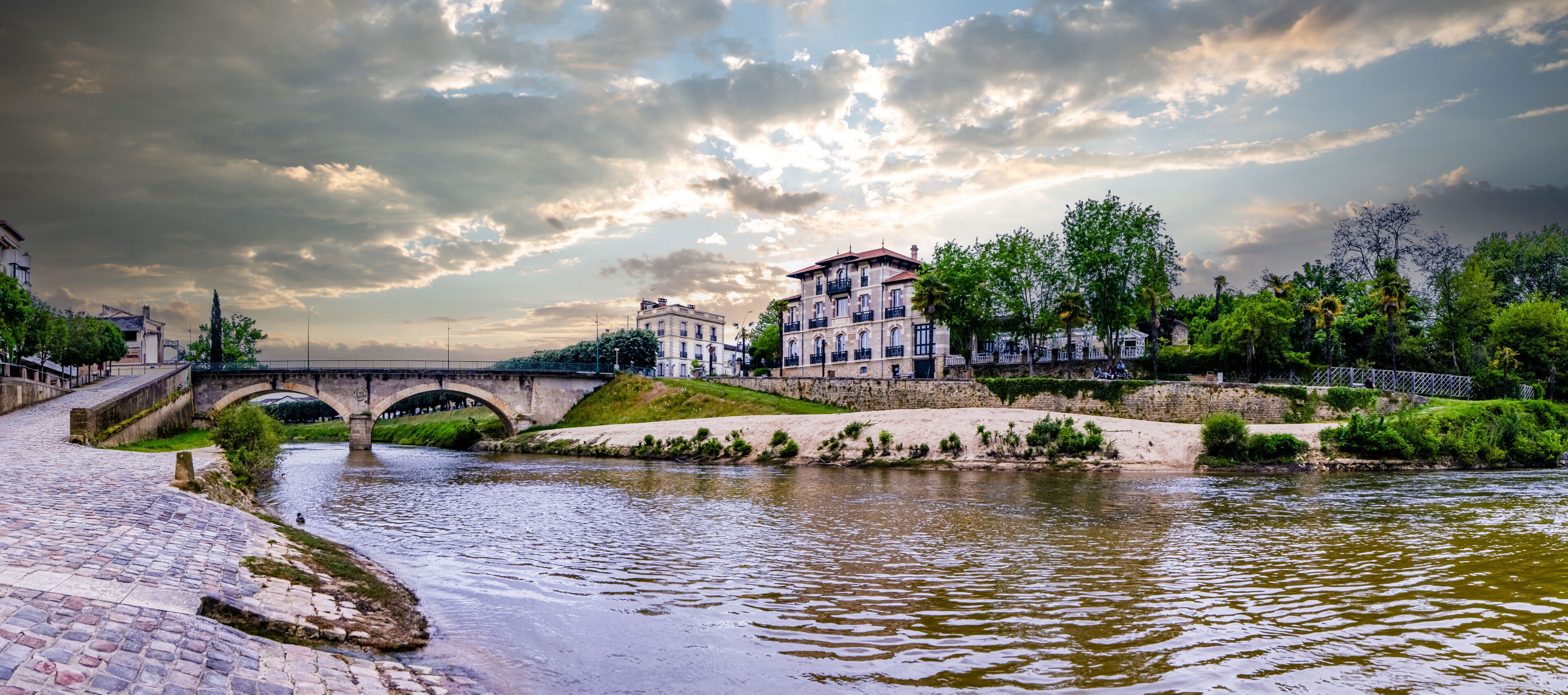 Discovery of the old town of Mont-deMarsan in the southwest of France