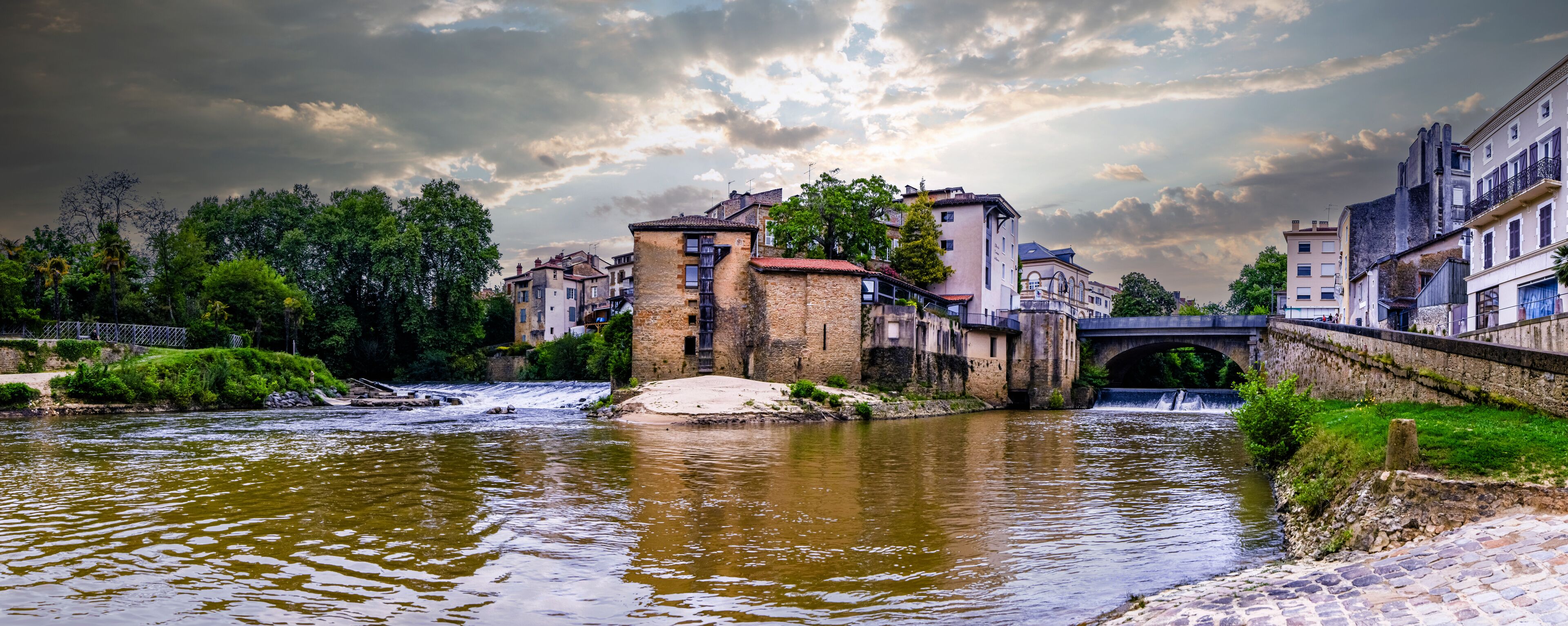Discovery of the old town of Mont-deMarsan in the southwest of France