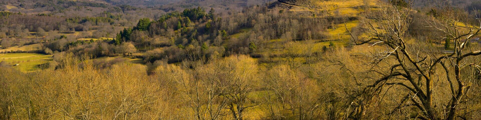 Panoramique château de Murol (63790) à la lueur du soir, Puy-de-Dôme en Auvergne-Rhône-Alpes, France