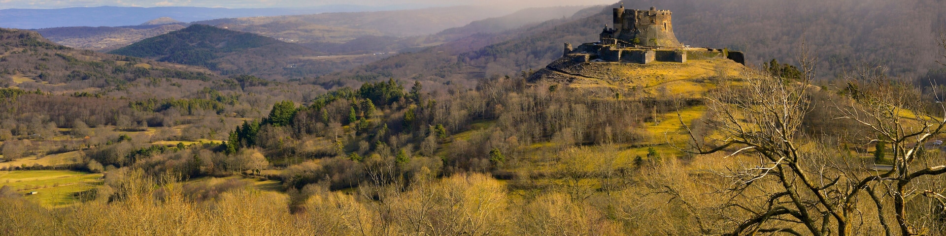 Panoramique château de Murol (63790) à la lueur du soir, Puy-de-Dôme en Auvergne-Rhône-Alpes, France
