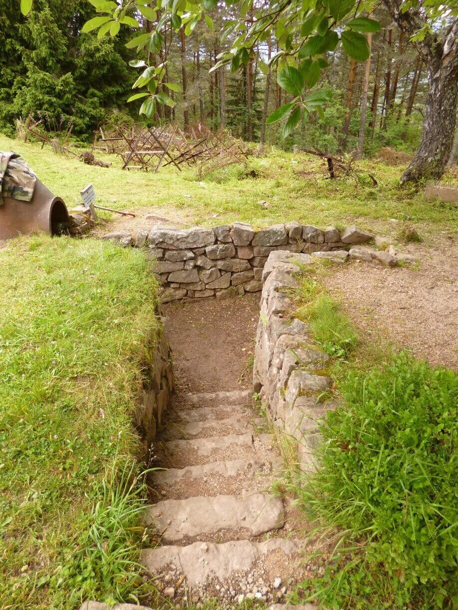 The LINGE memorial museum displays French and German objects found on site: weapons, munitions, personal objects and relics. Models of French and German infantry men, scale models of the battlefield, photos, texts, maps. Outside you can walk over the battlefield with the  remains of the trenches.