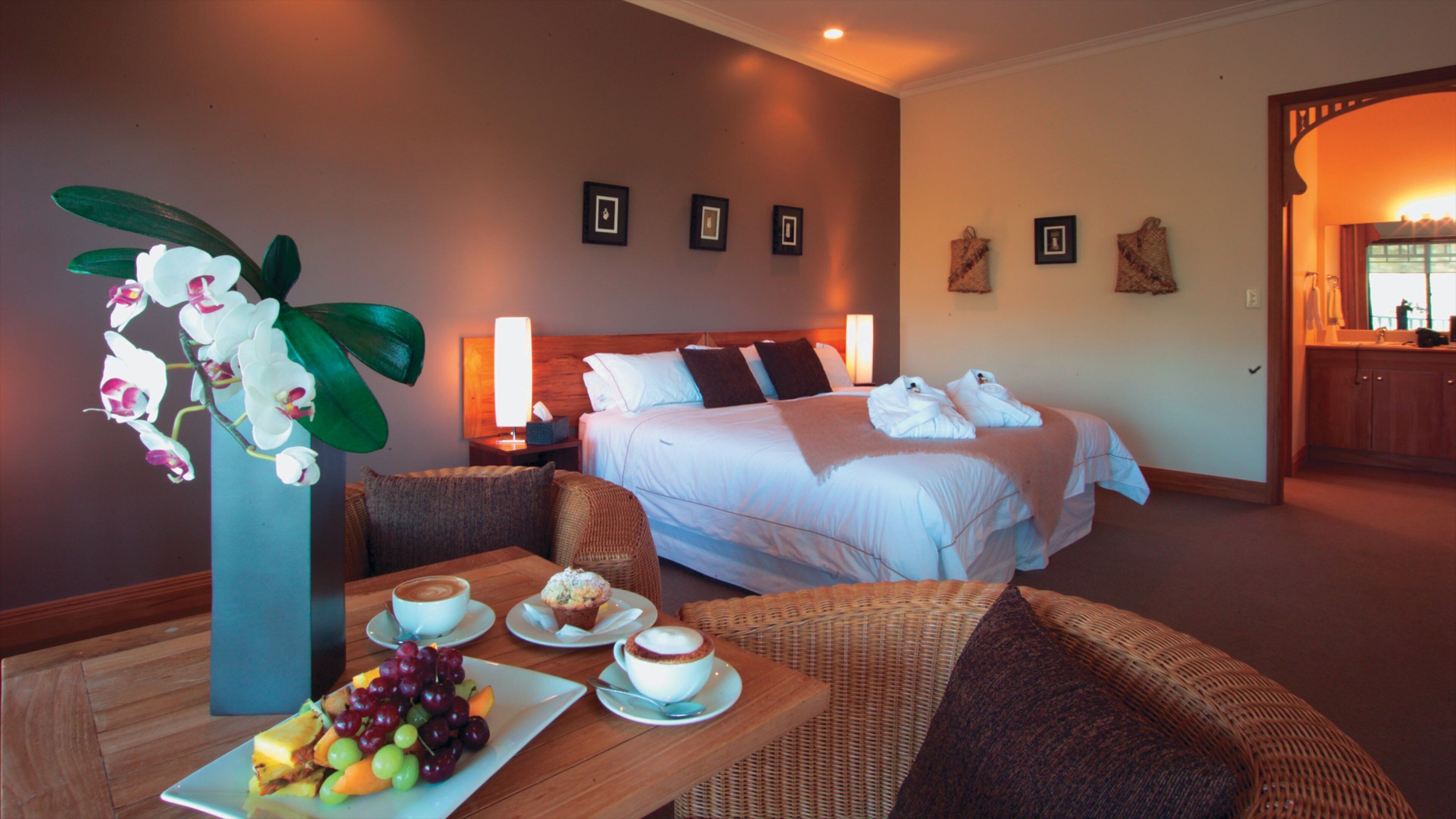 Karikari Peninsula showing a hotel, a luxury hotel or resort and interior views