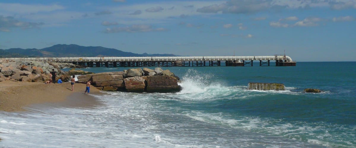 Tèrmica del Besòs (Sant Adrià de Besòs) vista des de la platja de Sant Adrià.