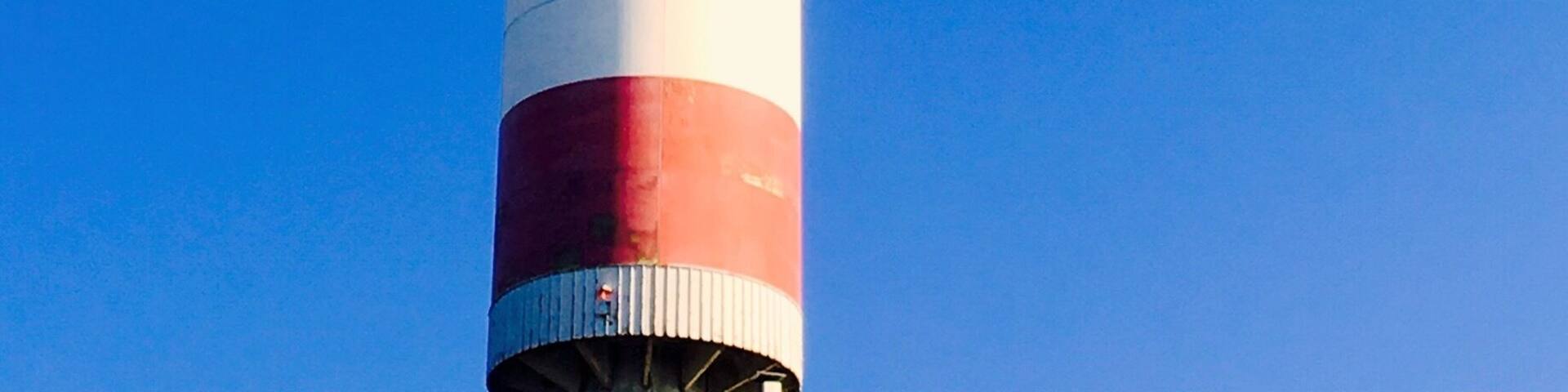 La fusée ? Non le relais télévision aux couleurs de la France!