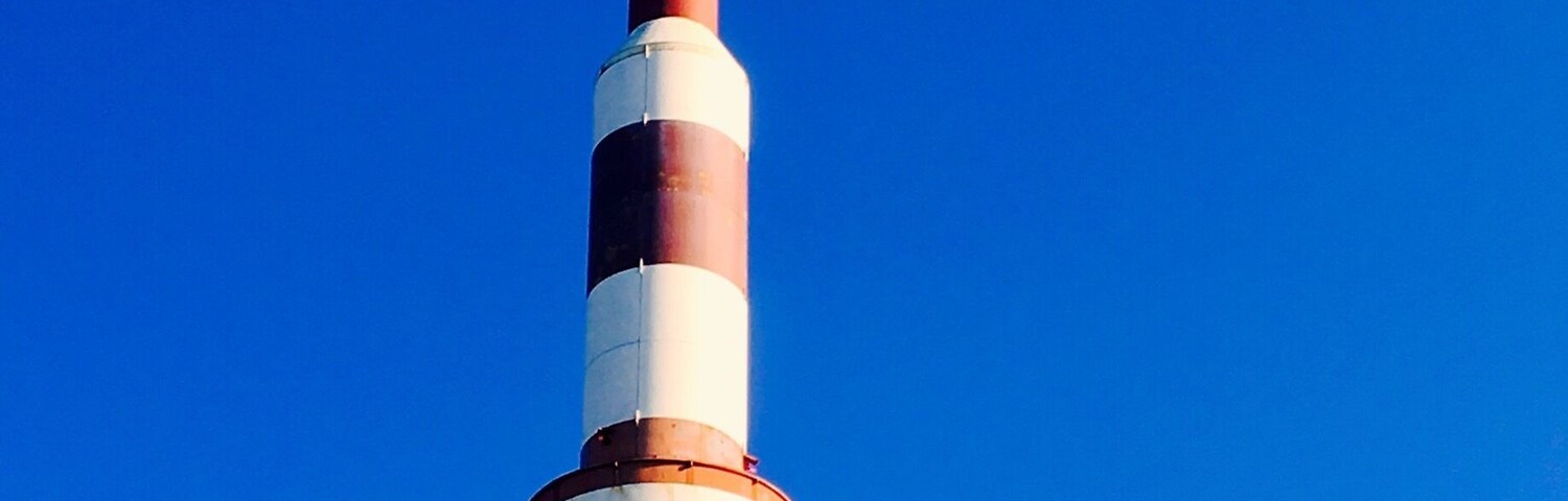 La fusée ? Non le relais télévision aux couleurs de la France!