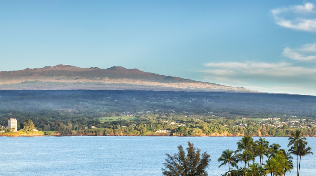 Blick am Morgen von Hilo auf den Mauna Kea auf Big Island, Hawaii, USA.