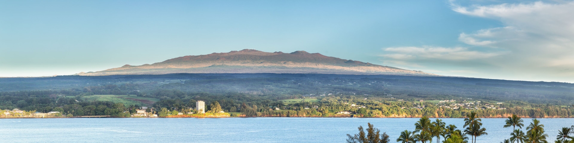 Blick am Morgen von Hilo auf den Mauna Kea auf Big Island, Hawaii, USA.
