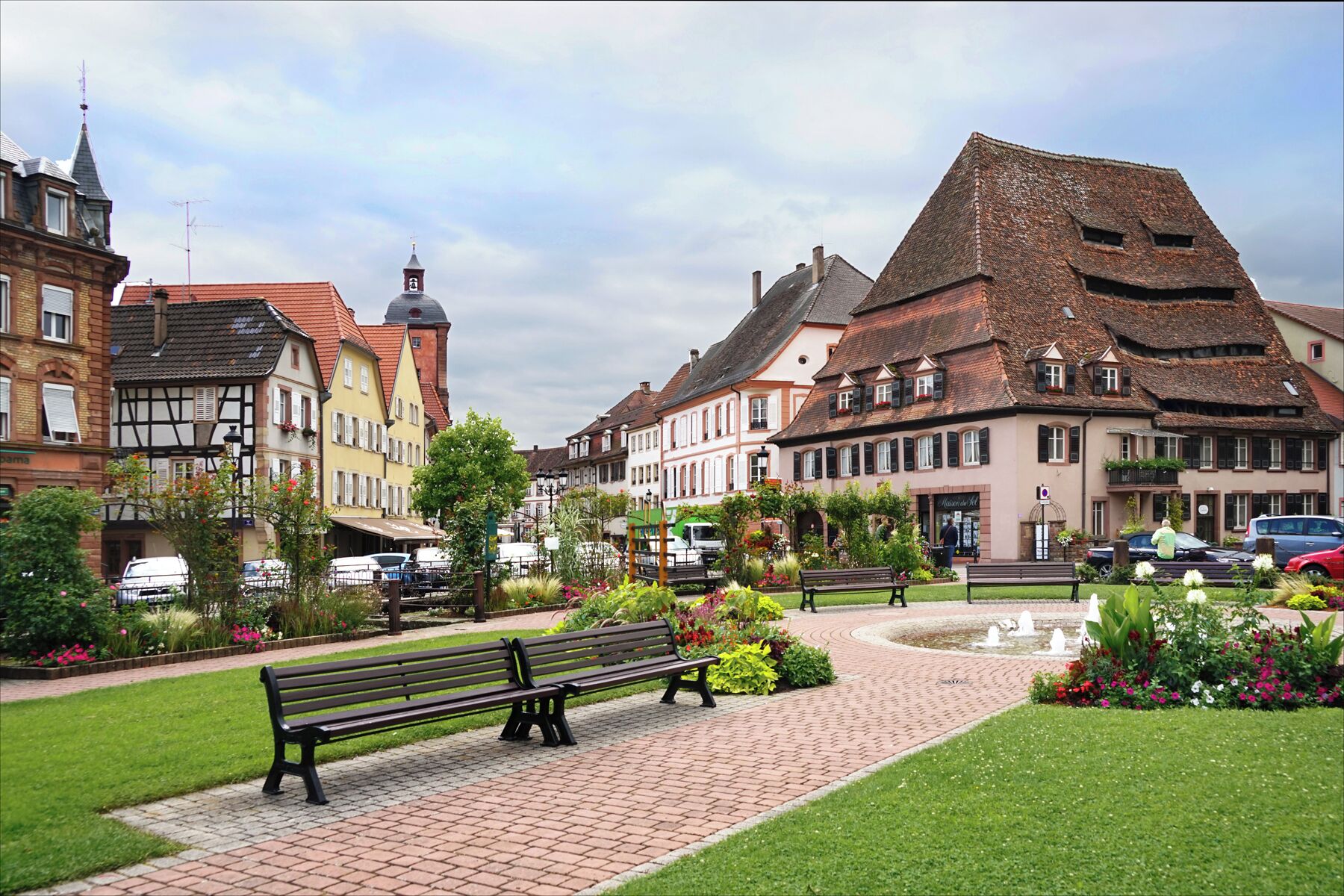 à droite, la maison du sel dont la toiture est divisée en auvents sur le quai Anselmann à Wissembourg La maison a été un hôpital (1448) puis un magasin de sel et un abattoir. www.ot-wissembourg.fr/