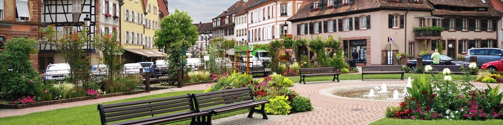 à droite, la maison du sel dont la toiture est divisée en auvents sur le quai Anselmann à Wissembourg La maison a été un hôpital (1448) puis un magasin de sel et un abattoir. www.ot-wissembourg.fr/
