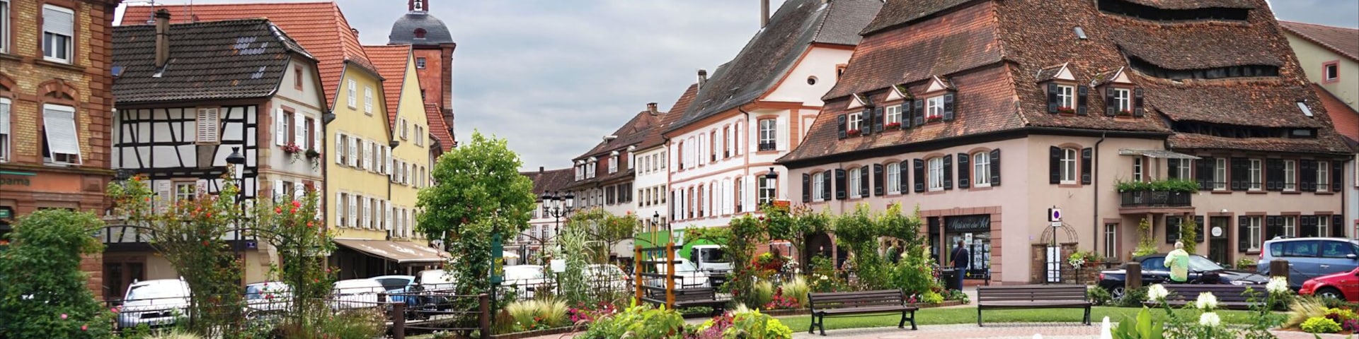 à droite, la maison du sel dont la toiture est divisée en auvents sur le quai Anselmann à Wissembourg La maison a été un hôpital (1448) puis un magasin de sel et un abattoir. www.ot-wissembourg.fr/