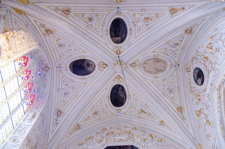 La décoration de ce plafond est vraiment agréable à voir. On y resterai pendu quelques temps.