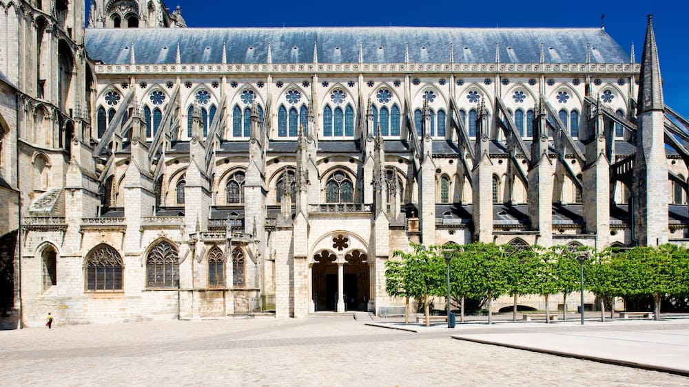 Une cathédrale historique à l’architecture gothique remarquable, caractérisée par des arcs brisés et des sculptures complexes.