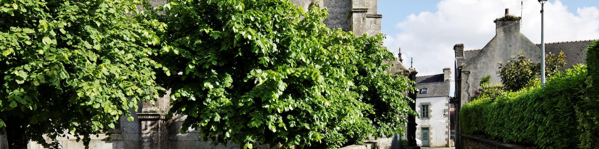 L'église Notre-Dame de l'enclos paroissial de Lampaul-Guimiliau dans le Finistère..