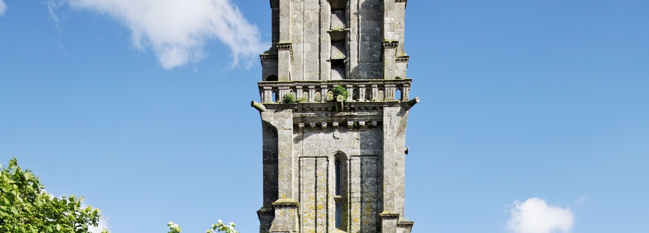 L'église Notre-Dame de l'enclos paroissial de Lampaul-Guimiliau dans le Finistère..