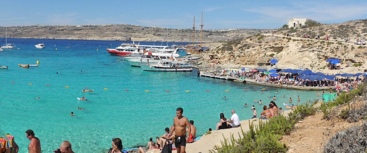 Not really happy with how this turned out - there were just too many people moving about and the sun from the right destroyed the lighting. Oh well, tried to salvage it as best as I could. :-)