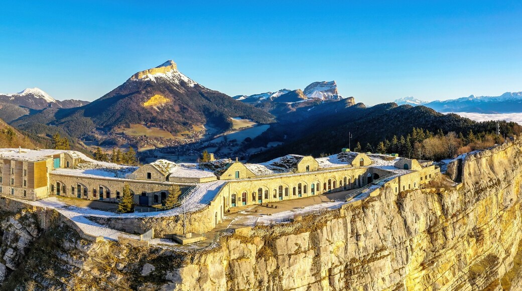 Le fort du Saint-Eynard dans les alpes en France - Vue aérienne