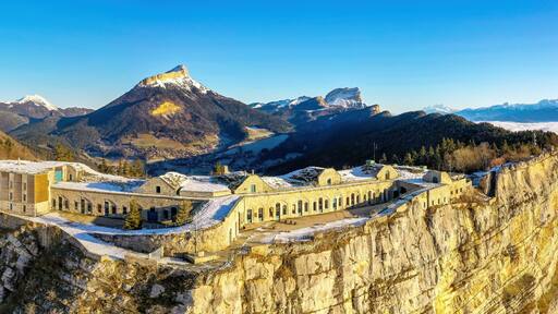 Le fort du Saint-Eynard dans les alpes en France - Vue aérienne