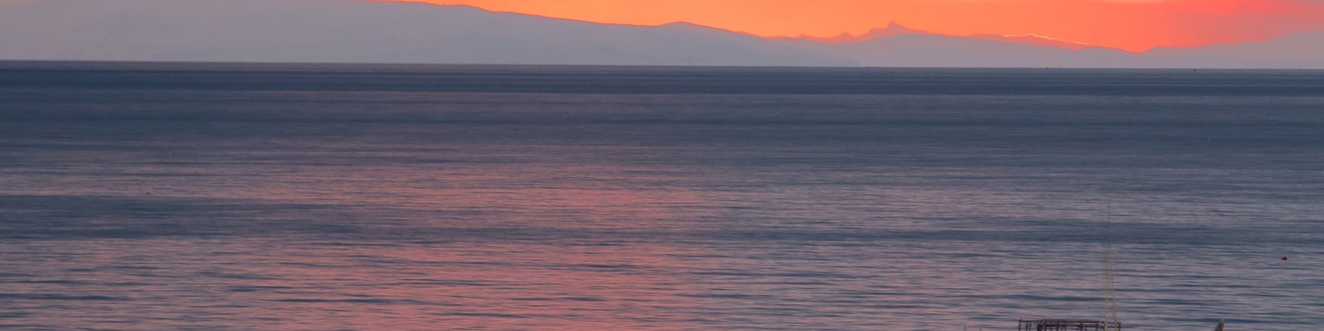 Copacabana que incluye un atardecer, vista general a la costa y botes