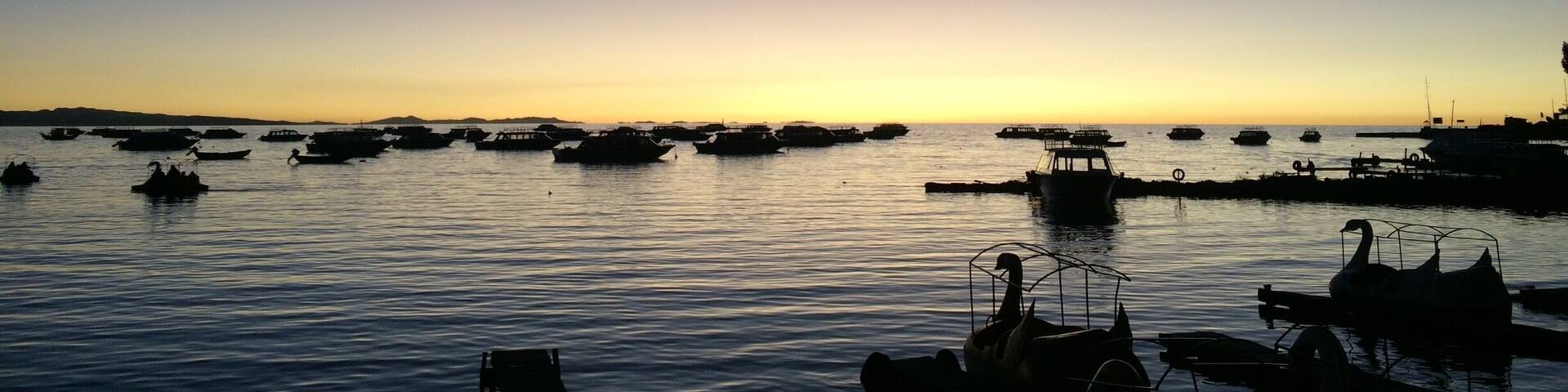 The #goldenhour in boliva. My friend and I decided to go on the bolivian side to visit Lake Titikaka and we didn't regret it.