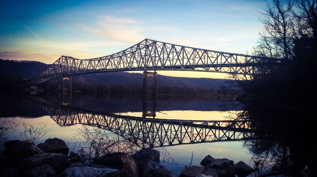 Beginning of sunset doesn't reflect the ice cold winds that chill you to the bone. I'm counting down the days to summer....