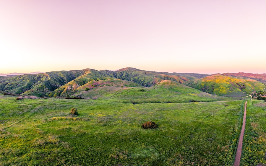 Colinas onduladas con un sendero de tierra.