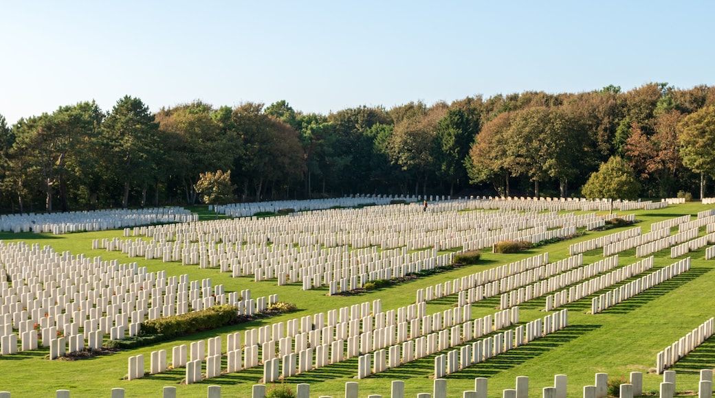 Alignements de stèles - Cimetière britannique d'Etaples-sur-Mer
