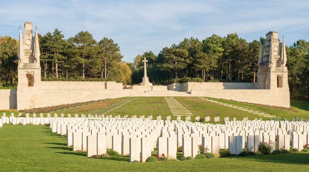 Alignements de stèles et monument - Cimetière britannique d'Etaples-sur-Mer