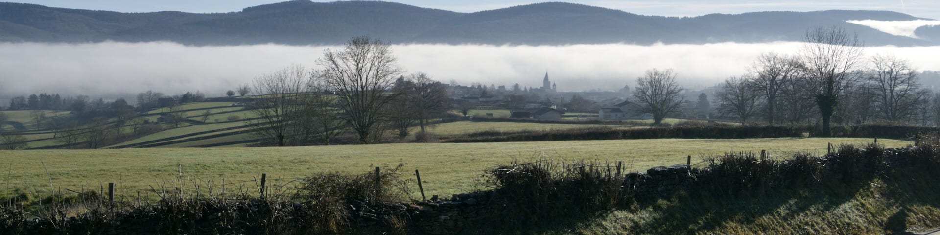 Paysage de Cluny dans le brouillard en Bourgogne du Sud