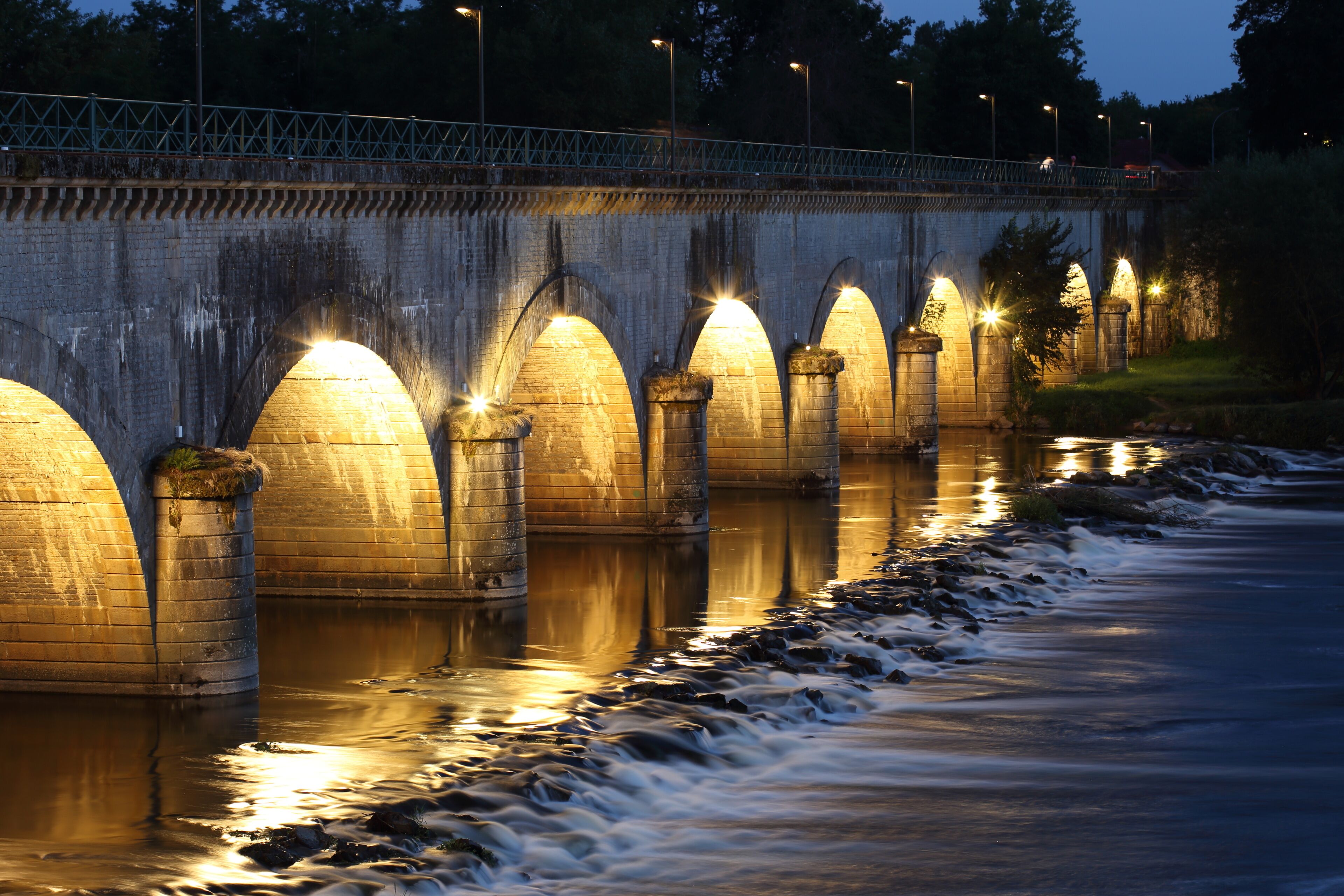 Kanalbrücke über die Loire bei Digoin nachts