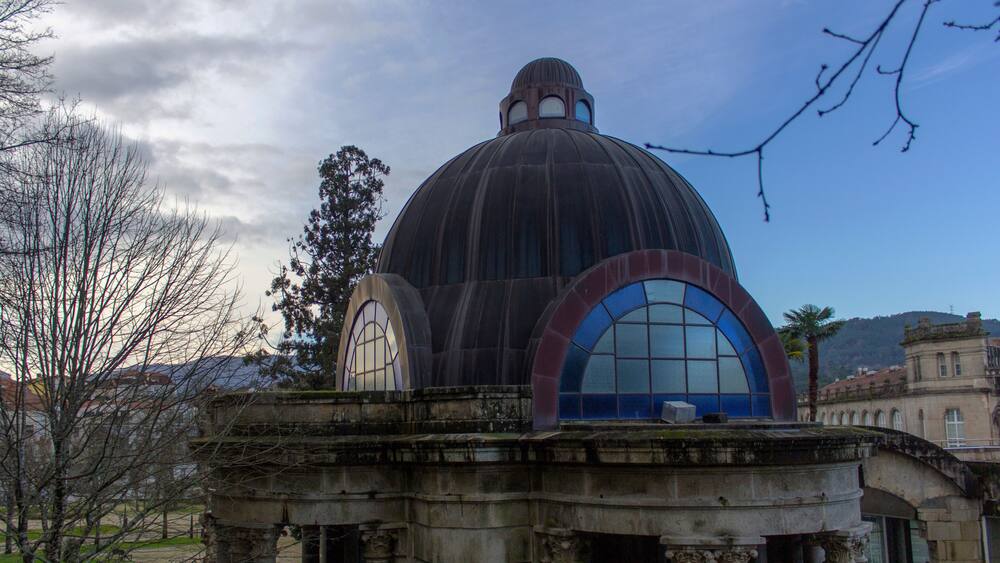 Cúpula de bronce y cristal del palacete de la Fonte da Gándara en Mondariz Balneario. Fue proyectado por Antonio Palacios y Otamendi. Galicia, España
